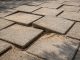 découvrez les principaux inconvénients des dalles posées sur lit de sable qui bougent, et apprenez comment prévenir ces problèmes pour assurer une installation durable et stable.