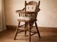 découvrez la chaise haute bébé 1900, alliant confort optimal et design rétro élégant, parfaite pour accompagner les repas de votre enfant avec style.
