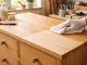 découvrez comment éclaircir un meuble en chêne facilement et sans ponçage grâce à nos astuces simples et efficaces pour redonner vie à vos meubles en bois.