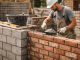 découvrez les différences entre le parpaing et la brique en maçonnerie traditionnelle pour choisir le matériau idéal pour vos constructions.